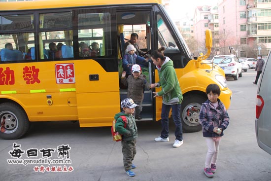 甘肅張掖出現大鼻子校車(圖)
