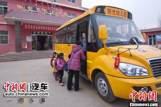校車優(yōu)先政策 道路運(yùn)管部門(mén)要引導(dǎo)駕駛員讓行校