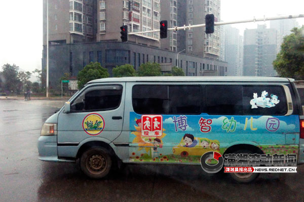湖南：幼兒園校車半小時送走9個孩子 多數車輛禮讓[圖]