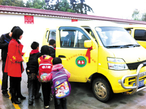 寧鄉黃色校車進山區 學生固定座位實名乘車防超載