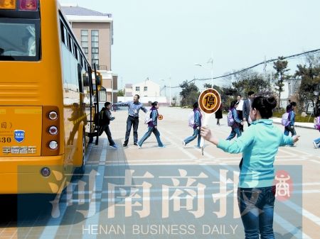 鄭州：高新區舉行校車事故演練活動(圖)