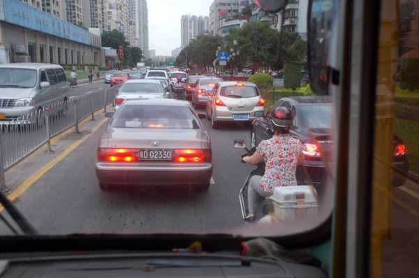 校車感受不到“道路優(yōu)先權” 一路無車避讓