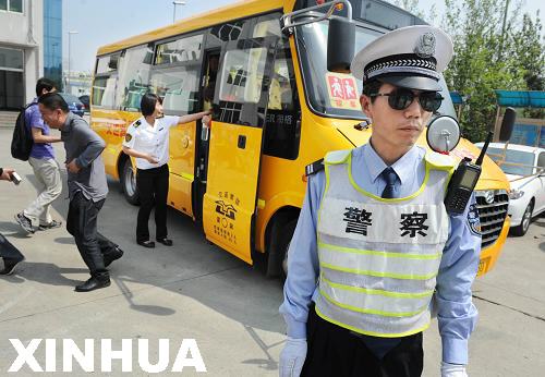 青島：“護(hù)校安園”改善校車出行環(huán)境