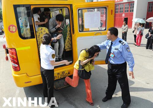 青島：“護(hù)校安園”改善校車出行環(huán)境