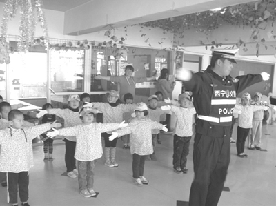 西寧：交警開展交通安全模擬教育，切實落實《校車安全管理條例》