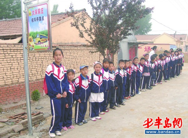 膠州：大鼻子校車開進農村小學(組圖)