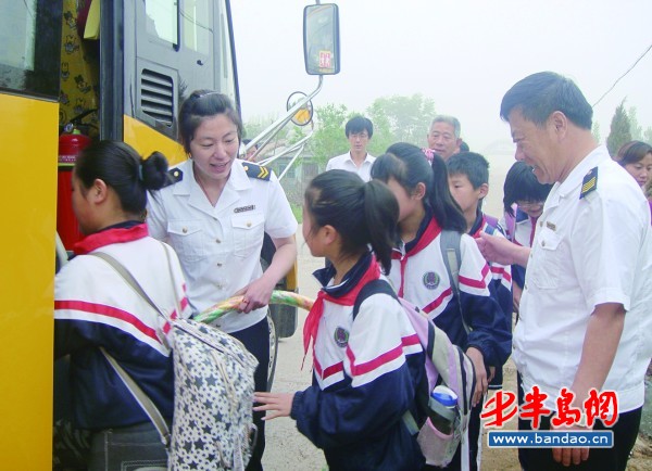膠州：大鼻子校車開進農村小學(組圖)