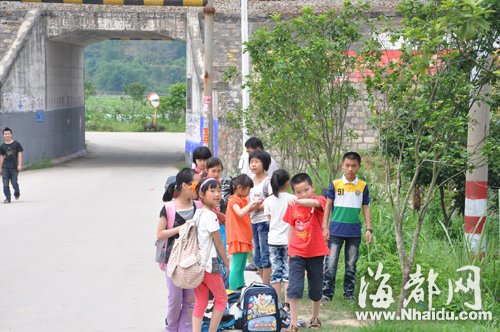 福州閩侯：校車點(diǎn)無遮棚小學(xué)生每天暴曬