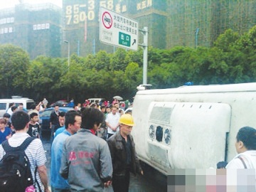 成都：滿載幼兒客車發(fā)生側(cè)翻 校方稱不是校車