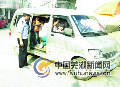 蕪湖：“校車”超員  園長(zhǎng)挨“批”（圖）