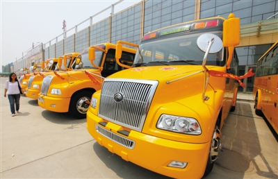 濱州：51臺(tái)大鼻子校車陸續(xù)抵達(dá)