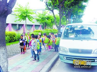 集美一幼兒園校車超載 且司機酒駕(圖)