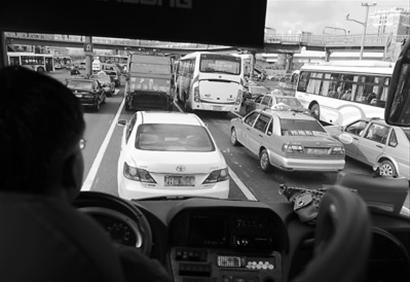 與校車搶道多發生 校車優先如何保障？