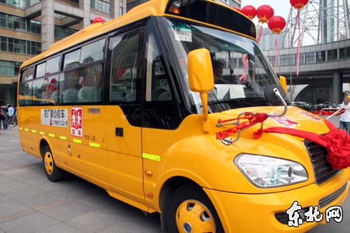  首輛“春天”校車駛?cè)攵琶韶毨? title=