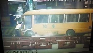深圳龍崗區：滿載師生校車自燃 幸無人員傷亡(圖)