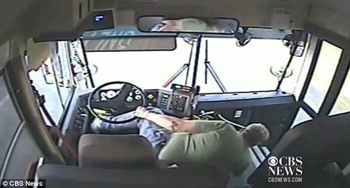 美司機未系安全帶拐彎被甩出車座(圖)