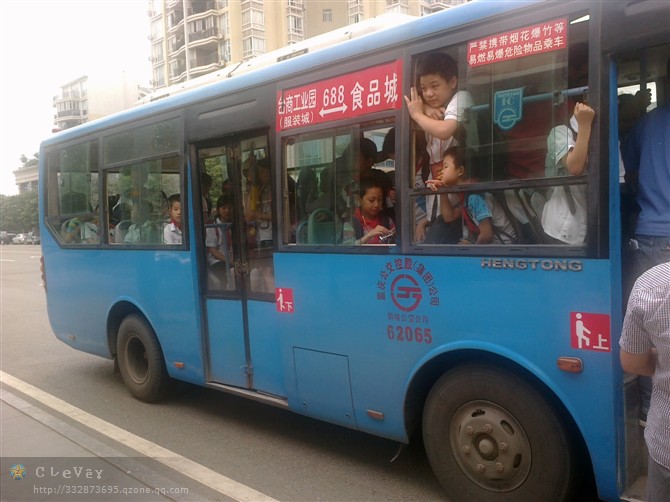 校車收費(fèi)高   學(xué)生寧愿擠公交