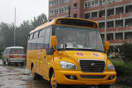 信陽農(nóng)民工創(chuàng)辦幼兒園 配備大鼻校車
