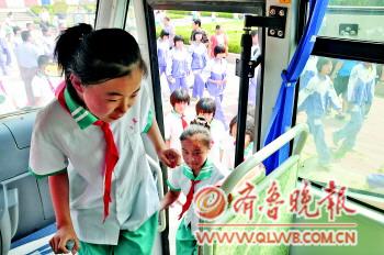 平陰：校車運營花費巨大 錢從何來？