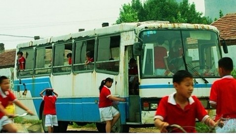 山東：東營富裕村驚現最寒酸校車