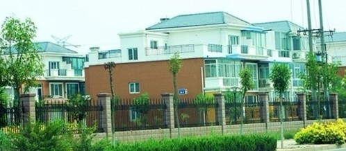 山東：東營富裕村驚現最寒酸校車