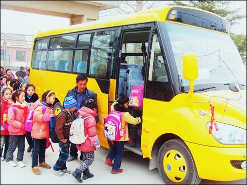 農民自買校車，好道德與領導無關（圖）