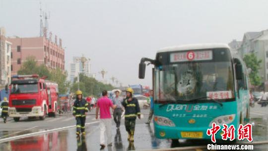 江蘇響水一公交車(chē)街頭自燃 曾被當(dāng)“校車(chē)”使用