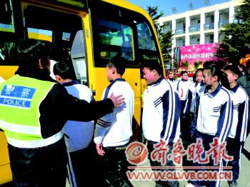 農(nóng)村中小學(xué)校車(chē)實(shí)現(xiàn)全覆蓋