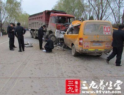 一個(gè)接著一個(gè)的校車之殤(圖)