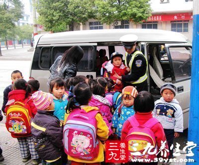 一個(gè)接著一個(gè)的校車之殤(圖)