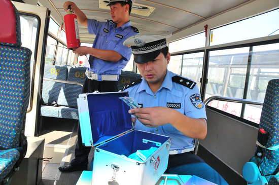 咸陽：交警嚴把校車安全關 堅決杜絕“并險”校車上路