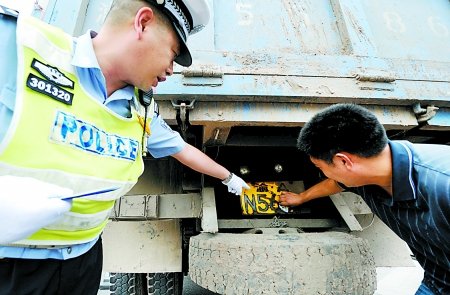 重慶：交巡警設(shè)372個檢查點排隱患 校車納入重點監(jiān)控
