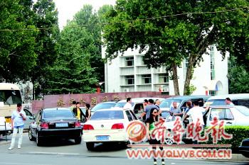 私家車打著校車旗號(hào)攬客 若有意外難追責(zé)