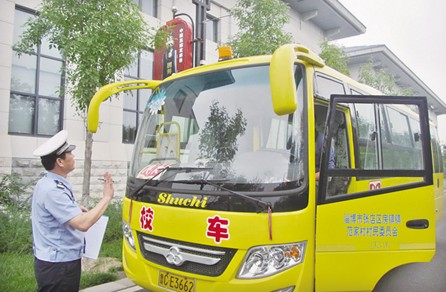 張店交警集中檢驗(yàn)111臺(tái)專用校車 (圖)