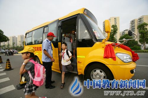 寧波市:農(nóng)村娃坐上校車