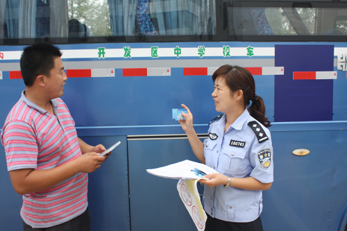 日照：交警開發(fā)區(qū)大隊(duì)集中檢驗(yàn)校車 保運(yùn)行安全