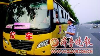 10日,在濰坊市高新區,交警正對一輛校車進行檢查。為了確保校車安全,高新交警對轄區內的幼兒園、中小學校的校車進行安全檢查,確保學生的安全。本報記者孫國祥攝影報道通訊員李少博