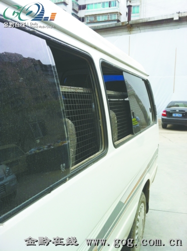 別把校車當(dāng)“囚車”交警：加裝鐵絲網(wǎng)威脅幼兒安全