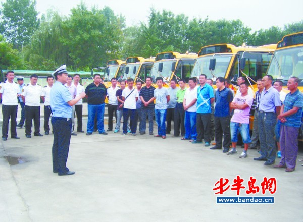 民警向校車司機強調校車安全。