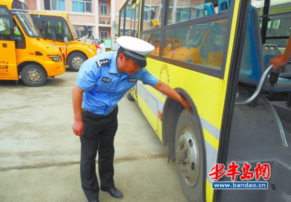 民警向校車司機強調校車安全。
