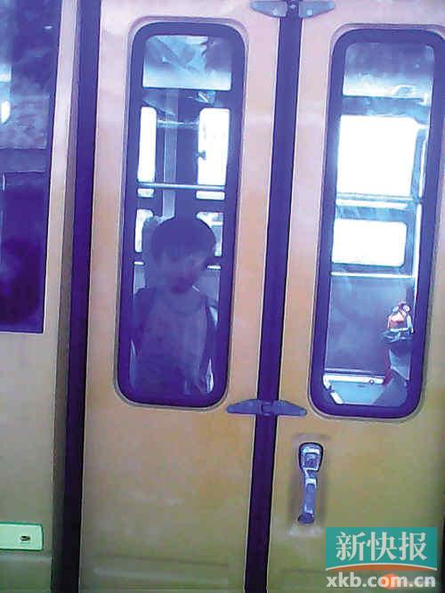 大熱天女童困車內(nèi)六小時(shí) 幼兒園對(duì)外聲稱是搞演習(xí)