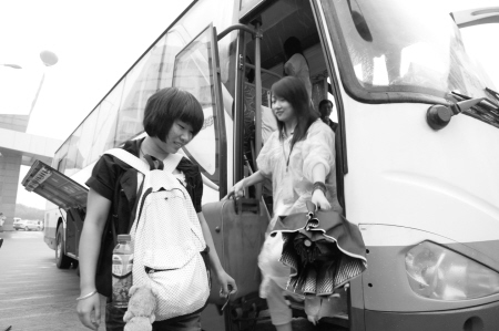 大學(xué)新生報(bào)到 車站迎新校車接不接？