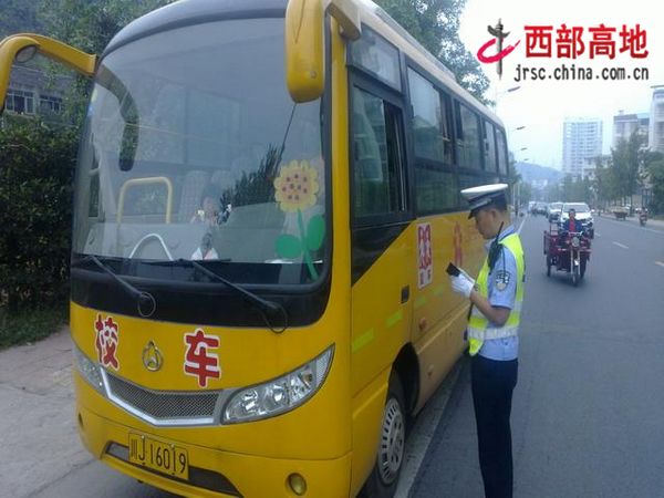 遂寧：交警一大隊組織開展秋季校車安全大檢查
