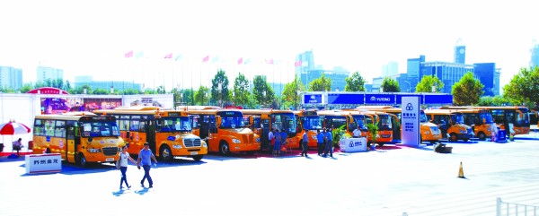 山東：50款校車(chē)教博會(huì)上比武 安全設(shè)計(jì)各顯絕招
