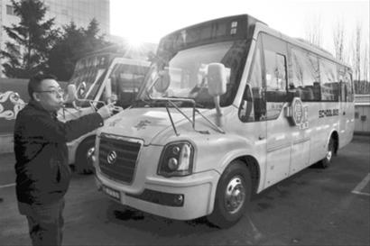 為保校車(chē)安全，政府將與公安交管部門(mén)一道審批校車(chē)駕駛資格。