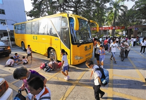 張金華：校車(chē)“移駕”別用目的何在？
