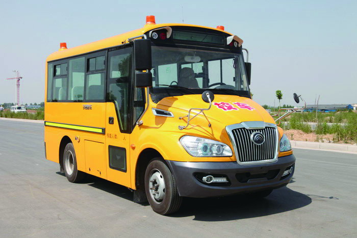 校車司機（A照司機）招聘難成為了許多學校頭疼的問題，他們只能眼看著購買的新校車停在停車場上漸漸蒙上灰塵。然而，B照小校車的問世，幫他們解決了這一難題。