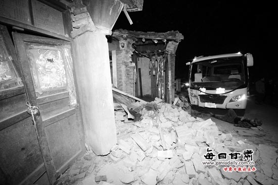 校車(chē)失控 沖進(jìn)路邊民房