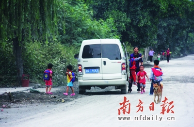 偏遠(yuǎn)鄉(xiāng)鎮(zhèn)幼兒園校車(chē)普遍超載 小孩擠一點(diǎn)比較安全?