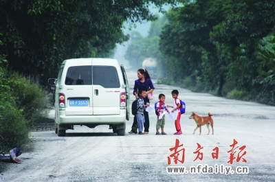 偏遠(yuǎn)鄉(xiāng)鎮(zhèn)幼兒園校車(chē)普遍超載 小孩擠一點(diǎn)比較安全?